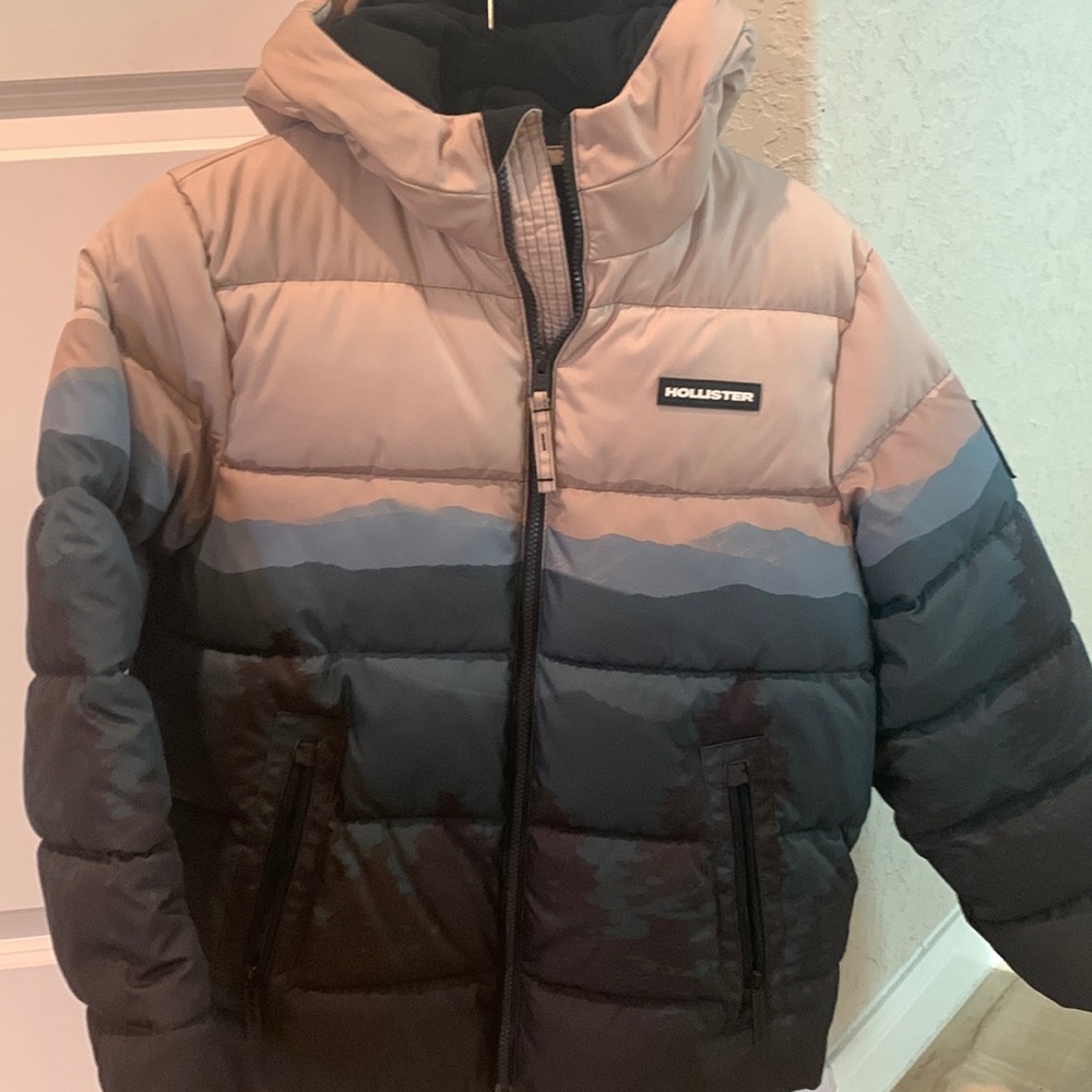 Hollister puffer coat mens size small. Lined with fleece